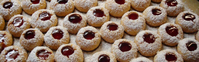 Posni domaći keksi sa puterom od kikirikija i džemom: Mekani, mirisni i gotovi za manje od 30 minuta (RECEPT)