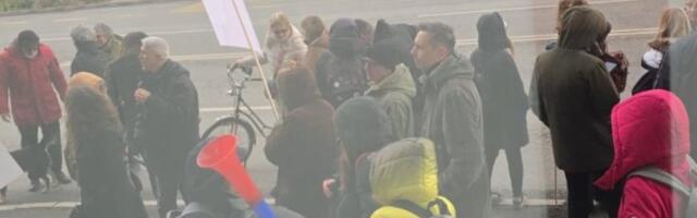 Mrze sve srpsko: Šaka jada Dinkovih sledbenika maltretira Novosađane jer im smeta crkva (FOTO)