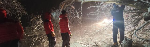 Porodica s četvoro dece ostala zarobljena u snegu kod Like: Ostali i bez goriva, usledila munjevita akcija