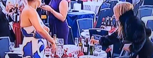 Šok scene tokom pucnjave u Vašingtonu: Trampa obaraju na pod, Melanija izbezumljena od straha, a oni uzimaju flaše vina sa stola (VIDEO)