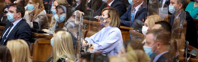 "Vučićev poziv da poslanici prestanu sa uvredama bio predstava"