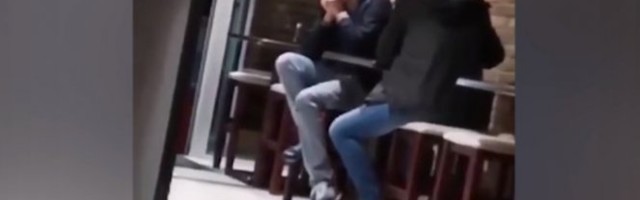 (VIDEO) ČEDO, ŠTA TI JE?! Lider LDP u kafiću na Novom Beogradu u čudnom izdanju! LOMI PRSTE, ZAGLEDAN U JEDNU TAČKU, TRESE NOGOM...