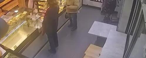 SNIMLJENA SRAMNA SCENA U PEKARI NA VOŽDOVCU! Čovek stoji u redu, ulazi muškarac - ono što je USLEDILO zgrozilo sve! Ako ga vidite, ZOVITE POLICIJU (VIDEO)