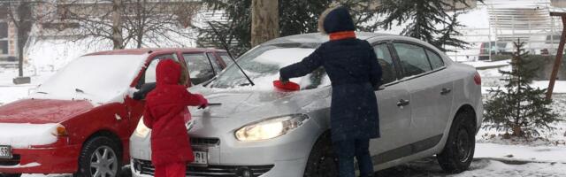 ZBOG SNEGA NA AUTOMOBILIMA, KAZNE I DO 10.000 DINARA?! Pukovnik policije upozorio vozače na obavezno čišćenje vozila, a posebna pravila važe za pešake!