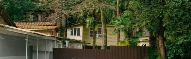 Parkirali auto ispred komšijine kuće, na šoferki ih dočekala poruka: "Ne želim da rizikujem da nekoga udarim"