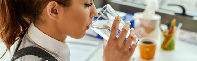 Da li je opasno piti vodu koja je stajala ceo dan? Stručnjaci izneli iznenađujuće podatke