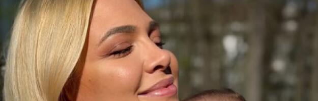 Prve fotografije Milice Todorović i malog Bogdana: Snažno ga grli (FOTO)