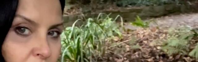 ŠOK PRIZOR! Elena Karić SEDI NA KRZNU PORED VATRE: Obavlja misteriozni ritual u šumi, dok JAVNOST BRUJI o njenoj NOVOJ LJUBAVI! (VIDEO)