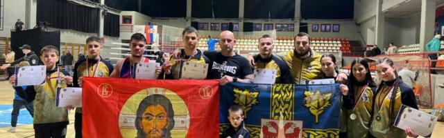 Bokserski klub „Manča“ iz Leskovca briljirao, osam medalja i pehar