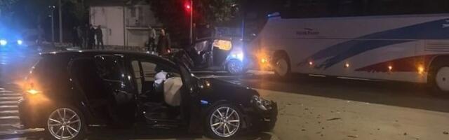 Ima teško povređenih: Jeziva nesreća u Novom Pazaru, sudar više vozila, jedan automobil smrskan (VIDEO)