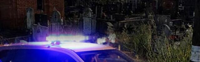 OSKRNAVLJENO 35 GROBNICA, RAZVALJIVALI I SANDUKE...! Horor na Mokroluškom groblju - Više policijskih patrola na licu mesta!
