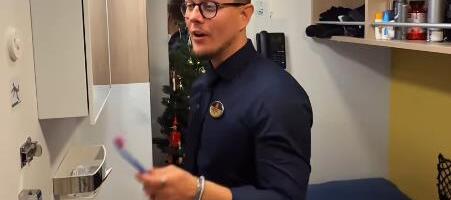 Srbin u sobi od 4 kvadrata živi po 7 meseci: Nema svoj WC, ljudi se pitaju zašto radi na kruzeru (VIDEO)
