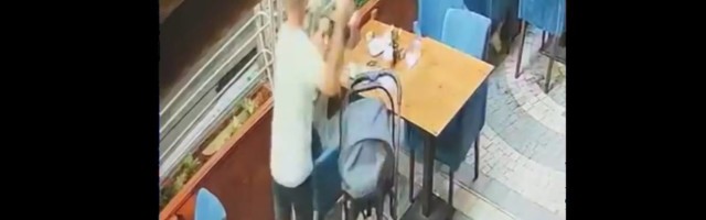 Muškarca počeo da udara devojku u kafiću i bode je nožem - reakcija žena koje su se tu zatekle je neverovatna