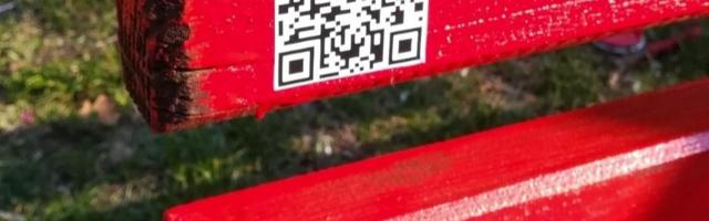 Srednjoškolci ofarbali klupice u parku "Čair" i na njih stavili QR kodove koji vode na sajtove o istoriji Niša