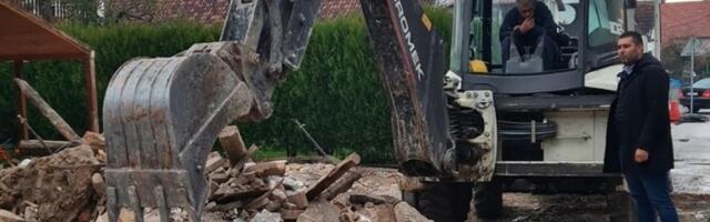 Почело рушење куће у Улици Илије Гарашанина: пут до Градске плаже биће проходан у оба траке