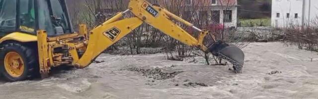 Потоп у ивањичком селу Брусник, излили се бујични потоци и поплављен главни прилазни пут