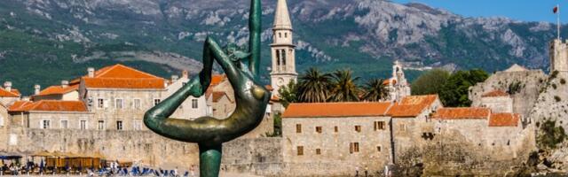 Svi slikaju balerinu iz Budve, a malo ko zna priču koja se krije! Igrala je i čekala, a onda otišla u smrt