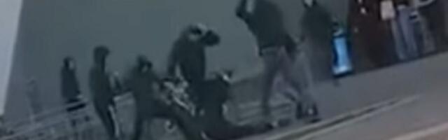 Jezive scene u NS: Brutalno prebijanje usred dana (VIDEO)
