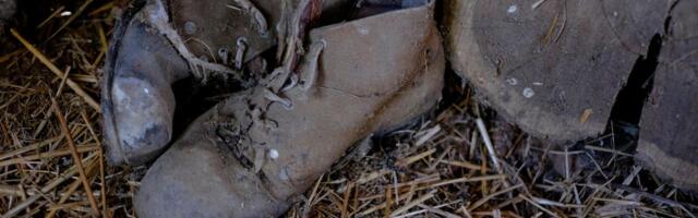 Šok otkriće na obali! Stotine STARIH CIPELA izvučene iz peska, a mnoge imaju DEČJE ĐONOVE