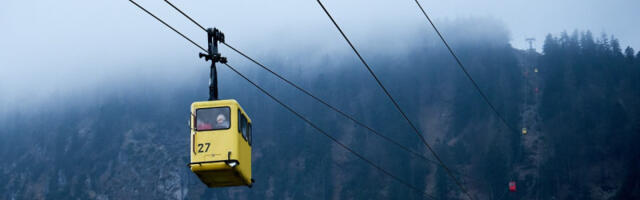 Žičara sa 80 putnika stala na planini u Ukrajini, u akciji spasavanja učestvuju 42 spasioca