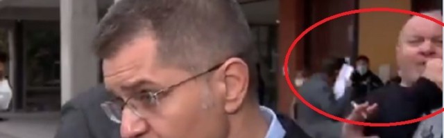 BEŽI, BRE Kako je Vučićev megafon ispao iz kadra (VIDEO)