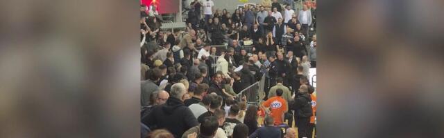 Gužva na tribinama u Čairu: Navijači negoduju, obezbeđenje ih izvodi iz hale