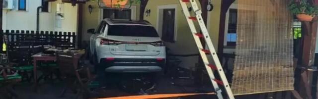 ŽENA AUTOMOBILOM ZAVRŠILA NA TERASI KUĆE! Htela da se parkira, pa potezom šokirala ceo region - ima i povređenih!