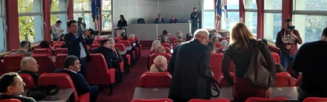 Skupštinu prenosi TV šefa odbornika SNS za 100.000