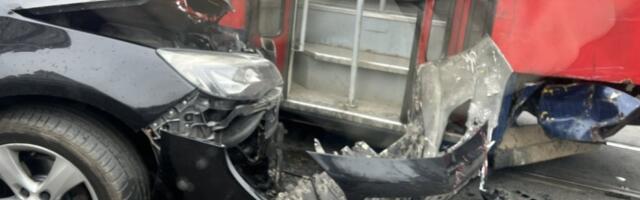 Sudara tramvaja i automobila na Voždovcu: Saobračaj usporen, prednji deo auto uništen (FOTO)