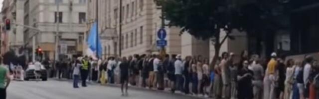 Glumci formirali "zagrljaj" oko Narodnog pozorišta: "Ovo nije samo simboličan čin. Ovo je odbrana"