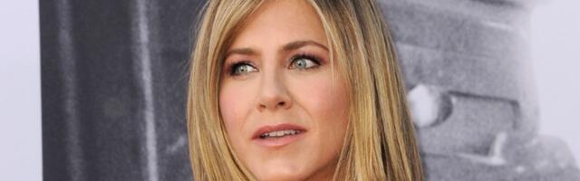 Dženifer Aniston diktira trendove: Bela majica postala NAJTRAŽENIJA (FOTO)