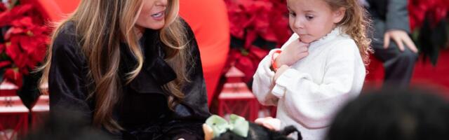 Melanija Tramp s Deda Mrazom posetila dečju bolnicu pred Božić: Čitala im priču, pa uputila najlepše želje