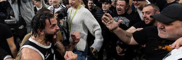 KURIR NA LICU MESTA! ARENA GORI: Grobari slave uz pesmu - besne Delije bacaju topovske udare