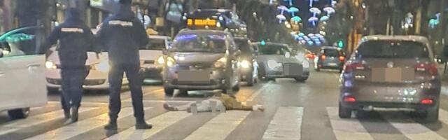 STRAVIČAN PRIZOR U KRALJA MILANA, ČOVEK LEŽI NASRED ULICE Automobil ga pokosio dok je pretrčavao na crveno, saobraćaj usporen (FOTO)