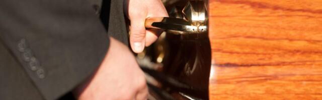 DVA DANA ČUVALI MRTVOG ČOVEKA, JER NEMA MRTVOZORNIKA! Nesvakidašnji slučaj u ovom srpskom gradu: Izdat nalog da se "pozajmi" iz susednog mesta!