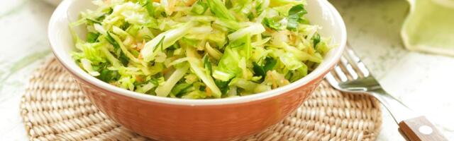 Zaboravite nož i rendanje: Ovaj trik za sečenje kupusa pravi savršenu salatu za minut