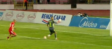 GOLMANE, PAZI LOPTA! Urnebesan kiks u Turskoj! Ljudi gledaju snimak i vrište od smeha! (VIDEO)