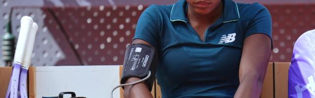 Niko ne može da stoji na nogama: Teniserka povraćala usred meča, šampionka jedva hoda, ovo je razlog (VIDEO)