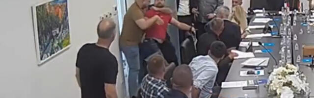 Haos na sednici Opštinskog veća u BiH: Odbornik izvukao deblji kraj u tuči sa obezbeđenjem (VIDEO)