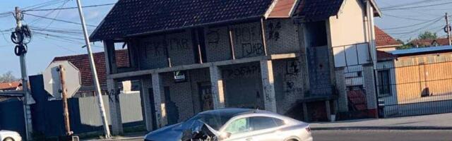 "ZAČUO SE JAK UDARAC I PRASAK" Težak udes u Kraljevu: Sleteo s puta pa se zabio u betonski stub, prednji deo smrskan (FOTO)