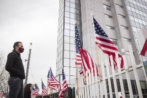 Протест против владе Аљбина Куртија – постављене заставе САД, прозори обојени у црно