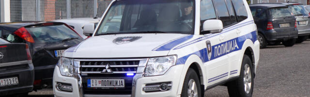 NESVAKIDAŠNJA PLJAČKA U ZEMUNU Ušetao u drogeriju, pa izvukao sekiru