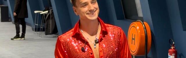 Adi Šoše u stilu Elvisa Prislija: Šljokičava košulja, u ruci lepeza - spreman da napravi spektakl u Beogradu