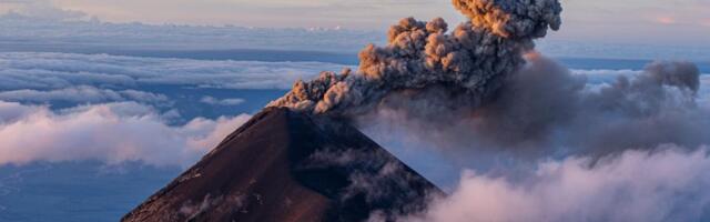 Etna izbacila užareni materijal i pepeo