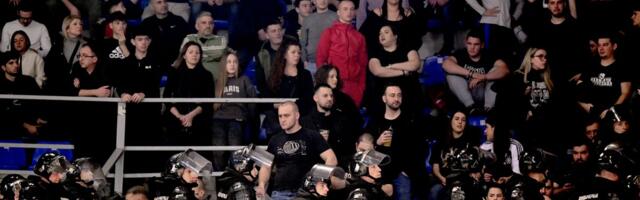 Žandarmerija, obezbeđenje i besni navijači: Evo šta se sve dešavalo u Čairu tokom prekida /VIDEO, FOTO/