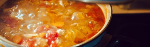 Kuvani kiseli kupus sa dimljenom slaninom: Starinsko jelo koje miriše na domaću kuhinju