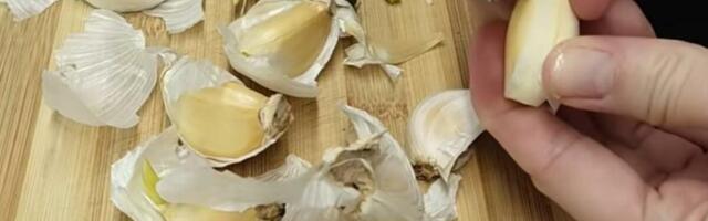 Neverovatan trik za ljuštenje belog luka! Jedan korak vas rešava neprijatnog mirisa, nećete pogoditi i koji