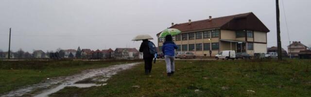Leskovčanin automobilom uleteo u školsko dvorište u Bratmilovcu kod Leskovca