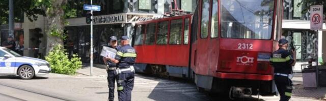 POVREĐENA I DECA U TRAMVAJSKOJ NESREĆI NA DOĆOLU! U vozilu bilo mnogo putnika, panično su lomili prozore i iskakali posle udarca! (FOTO, VIDEO)