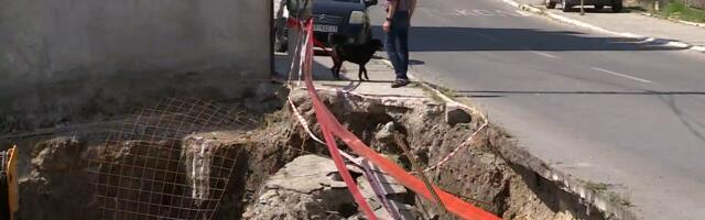 U Mladenovcu se urušio deo puta pored gradilišta